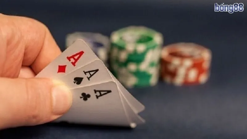 Bài cào còn có tên gọi khác là bài 3 lá, có lối chơi đơn giản